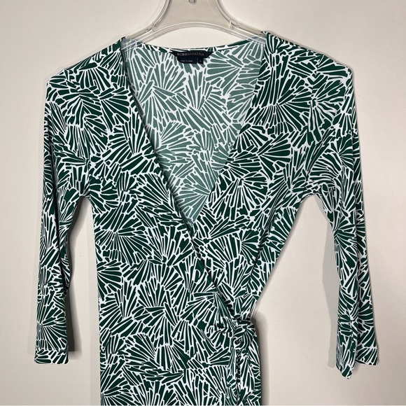 BCBG Maxazria Wrap Green and White Abstract Print Dress with Tie at side size S - Picture 2 of 13